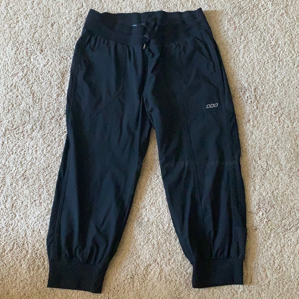 Lorna Jane cropped Sporty pants